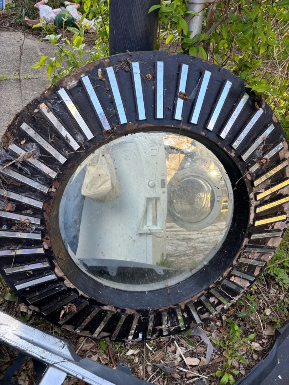 Round Sunburst Wall Mirror in Black